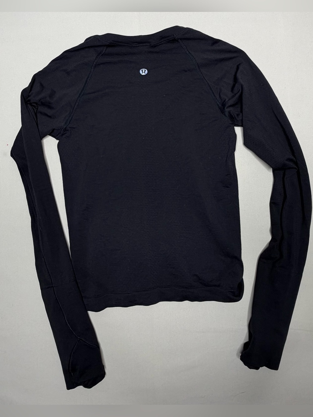 Lululemon Women’s Long Sleeve Black Crewneck Top sz 2 727 - Picture 4 of 4